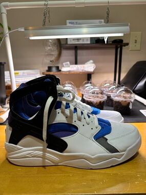 NIKE AIR HUARACHE HIGH BASKETBALL SNEAKERS MENS.